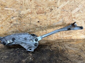 MOTOREK PŘEDNÍHO STĚRAČE MERCEDES W211 - 6