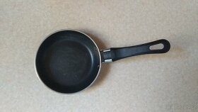 Pomůcky do kuchyně- kráječ, sítko, šlehač, mini pánev.... - 6