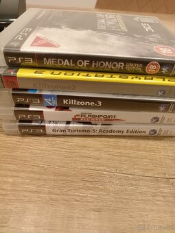 PlayStation 3 Super Slim 500GB + 6 Her - 6