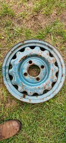 2xdisk rozmer 3x16 jeden s pneumatikou a 3,25x16 - 6
