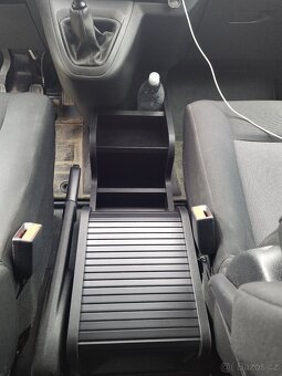 Peugeot Traveller úložný box mezi sedačky - 6
