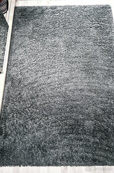 Tmavě šedý chlupatý koberec Hampen (Ikea) 195x133 cm - 6