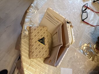 Kabelka Guess s peněženkou a popruhem. - 6