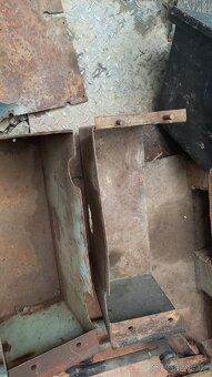 Zetor6711/6911-kastliky nářadí a baterky - 6