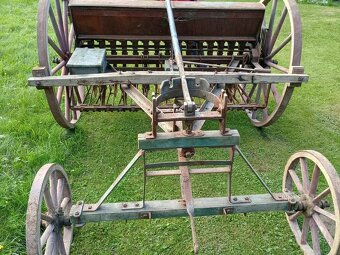 Historický secí stroj - 6