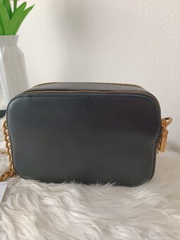 Černá crossbody kabelka Guess - 6