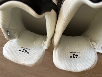 Off white out off office - 6