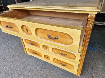 Staré skříně a komoda - 6
