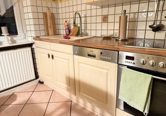 Krémová venkovská kuchyně s vestavěnými spotřebiči,5654 - 6