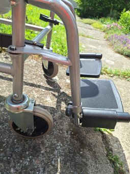 téměř nové Toaletní křeslo pojízdné (gramofon) - 6