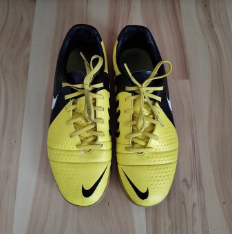 Žluté boty sálovky Nike a černé tenisky 40/41 - 6