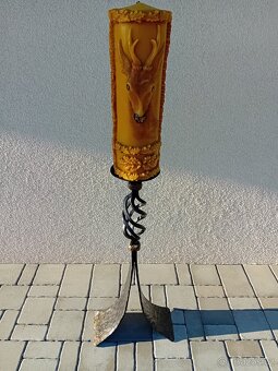 masivní, kovový, tepaný svícen se svíčkou, lovecký motiv - 6