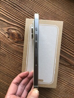 Apple iPhone 15 Pro 512GB - bíle titanový - 6