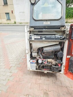 Smykový nakladač Bobcat 453 - 6