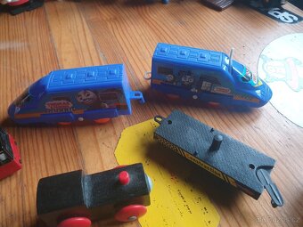 Vláčky  vojáčci, figurky... - 6