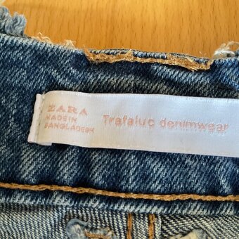 Dám džínové odrbané šortky- Zara- M ( spíš menší) - 6