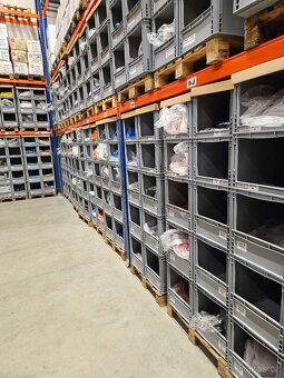 Regálové plastové stohovatelné úložné boxy - 6