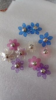 Plastové kytičky  náušnice 2.5 cm - 6