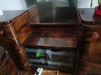Stará ložnice z masivu s postelí z roku 1942 - 6
