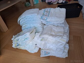 Mix oblečení na holčičku a plenky Pampers - 6