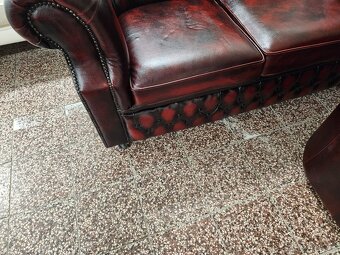 CHESTERFIELD ŠTÝL,BORDOVO-ČIERNA SEDAČKA KOŽENÁ NA KOLEČKÁCH - 6