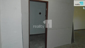 pronájem skladu 58m2 v přízemí s manipulační plochou 50m2 v - 6