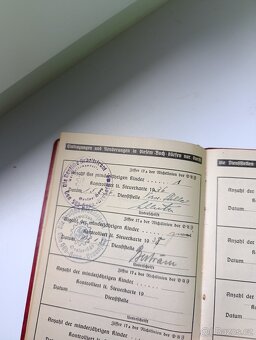 Staré německé doklady z války včetně razítek. - 6