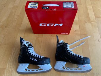 Boty Mustang a Crocs, brusle CCM - 6