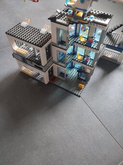 Lego policejní stanice - 6