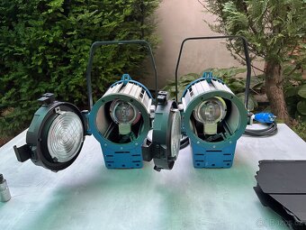 2ks Arri T1 1000W kopie + 3 náhradní žárovky, klapky, spigot - 6