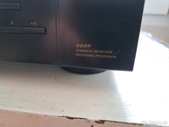 CD přehrávač vyšší řady JVC XL-V152BK plně funkční. - 6