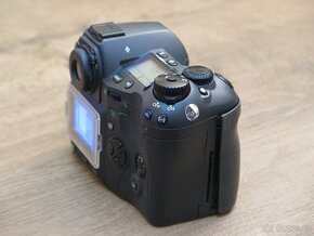 Olympus E-system E-1 tělo + grip HLD-2 na díly - 6