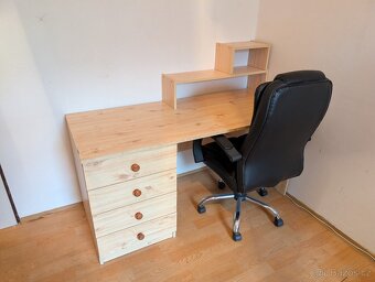 Dřevěný stůl a kancelářské křeslo - 6