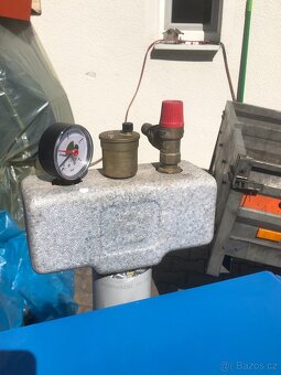 Prodám litinový kotel na olej 34 - 36,3 Kw - 6