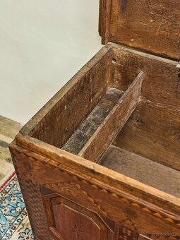 Intarzovaná dubová truhla z 18. století - 6