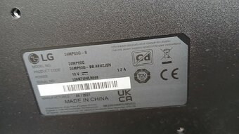 Stolní počítač s monitorem a reproduktory - 6