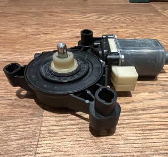 Motorek ovládání okna Levý 5Q0959801B Škoda, VW, AUDI, SEAT - 6
