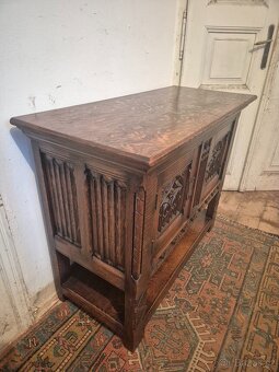 Komoda v gotickém stylu z masivního dubu - 6