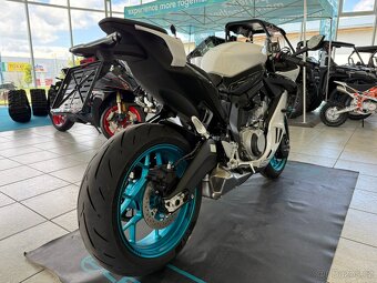 CFMOTO 675 SR-R - šedá, bílá skladem AKCE HELMA - 6