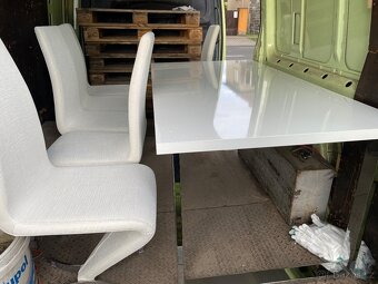 Bílý jídelní stůl a 6 designových židlí v krásném stavu - 6