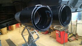 Koncovky výfuků single pro BMW s emblémem - CARBON - 6