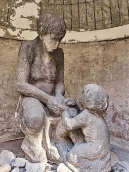 Obří pískovcové sousoší „Matka s dítětem” z období první rep - 6