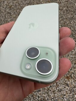 iPhone 15 - baterie 100% green - 6