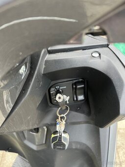 Skůtr Yuki 125i via na benzín skoro nový. - 6
