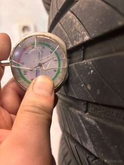 235/50/19 letní pneu - 6