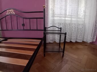 Krásná kovová postel s nočními stolky - 6