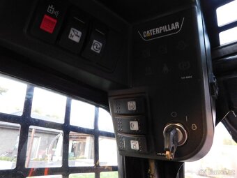 Smykový nakladač CAT 242 B - 6