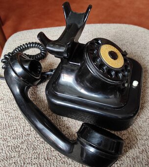 Starý vidlicový telefon s otočnou číselnicí - 6