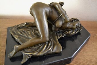 Bronzová socha - SVÁZANÁ ŽENA - OTROKYNĚ - 6
