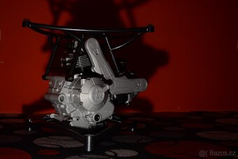 Unikátní stolek z motoru Ducati - 6